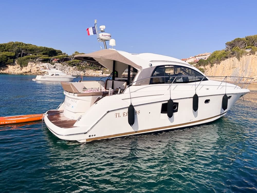 Rilassatevi a Bandol: 7 ore di sole su un motoscafo.