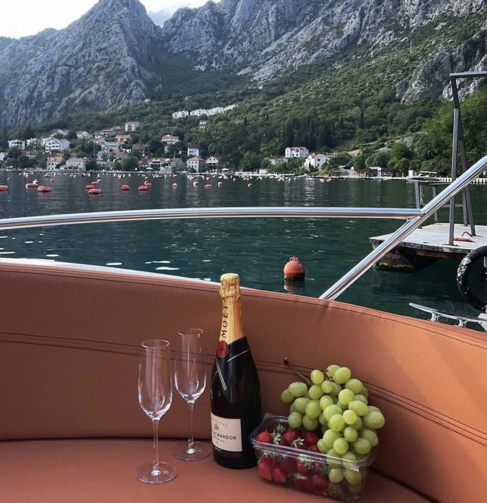Descubra Kotor em um passeio de um dia inteiro em uma lancha.