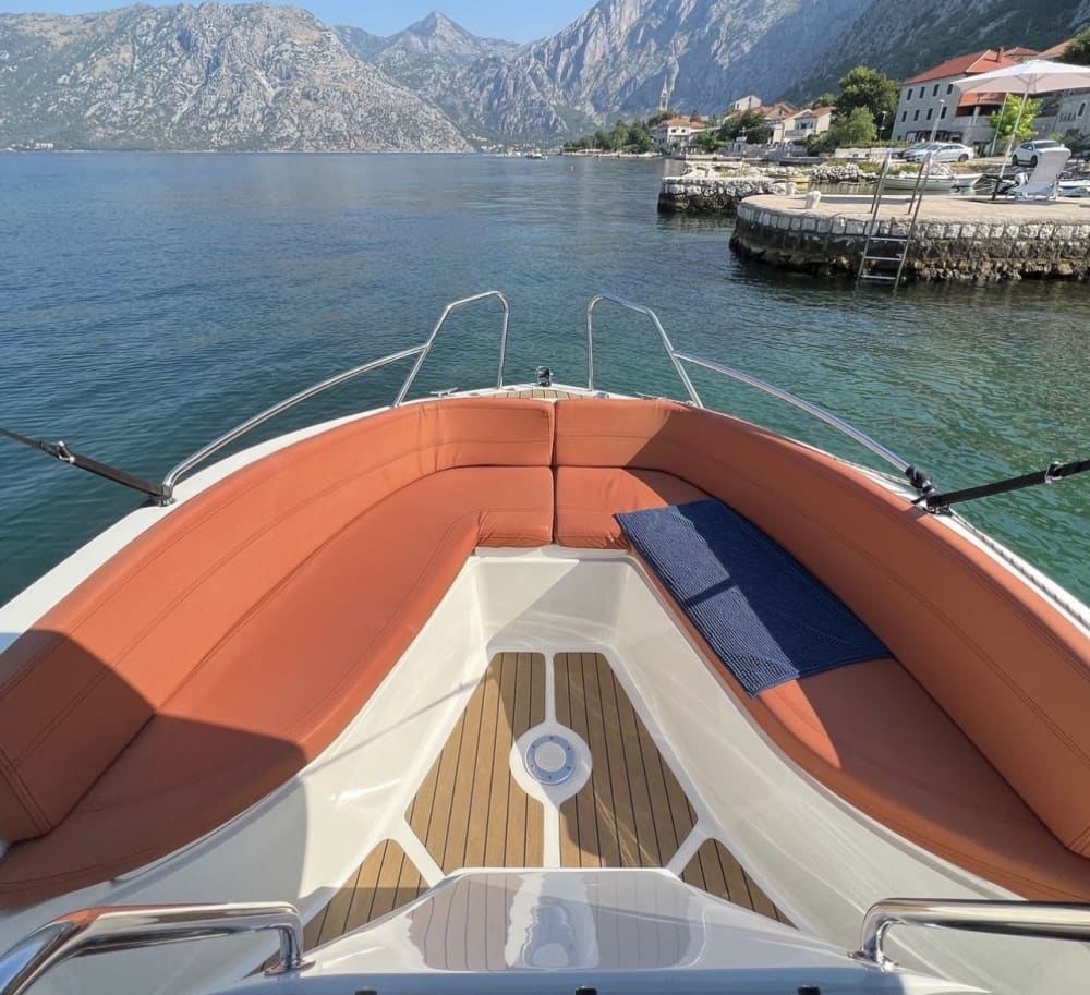 Descubra Kotor em um passeio de um dia inteiro em uma lancha.