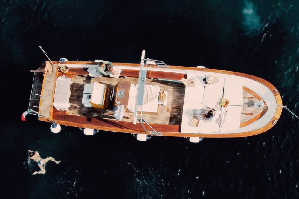 Jouw dag op Ischia: huur een motorboot voor een dag vol ontdekkingen.