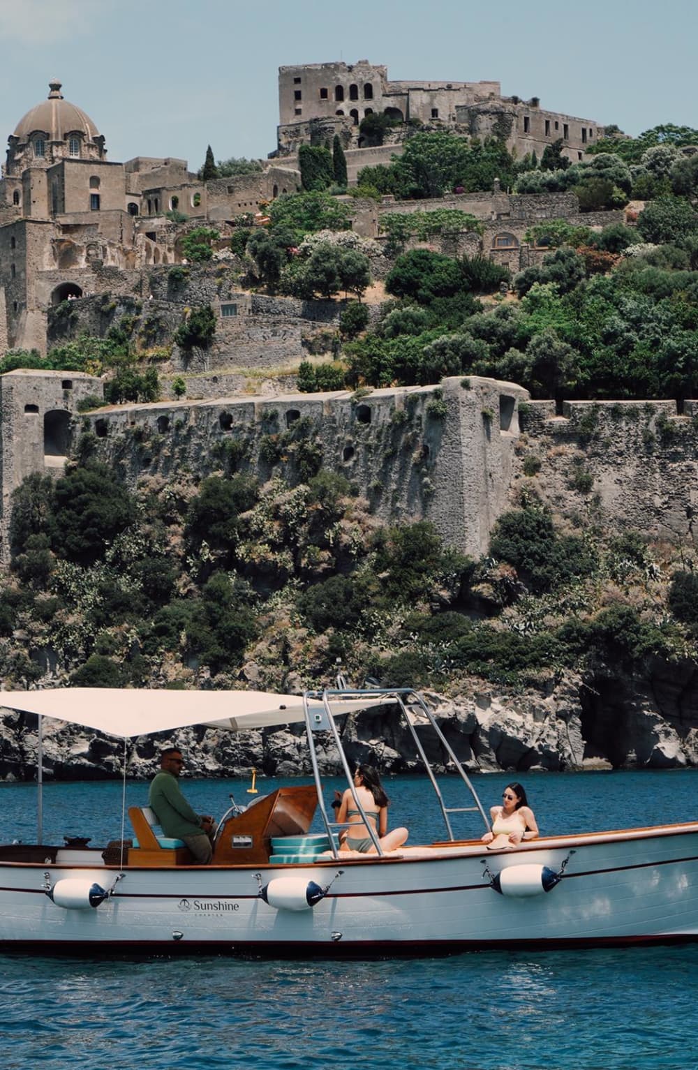 Jouw dag op Ischia: huur een motorboot voor een dag vol ontdekkingen.