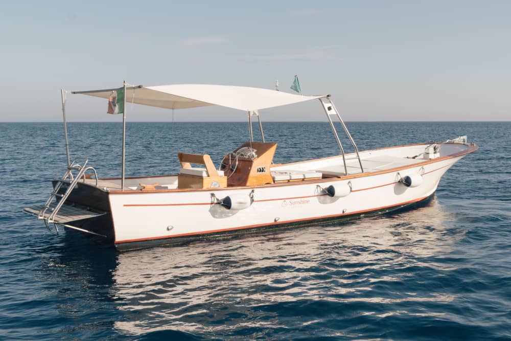 Jouw dag op Ischia: huur een motorboot voor een dag vol ontdekkingen.