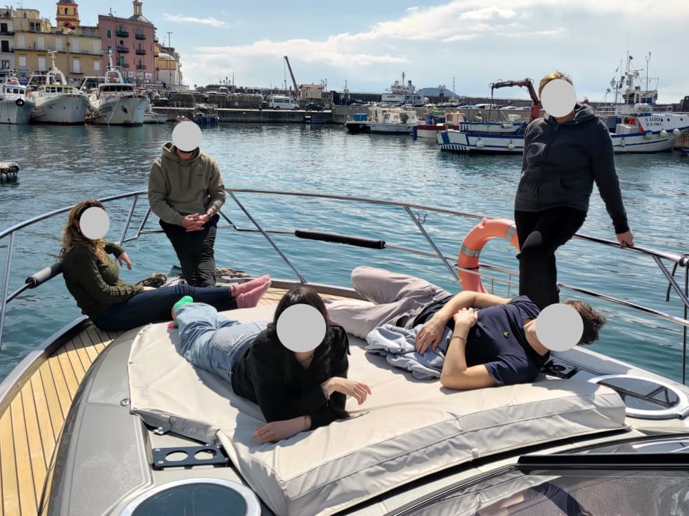 Das Beste von Neapel: Verbringen Sie einen ganzen Tag auf See mit einem Motorboot