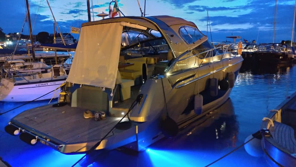 Das Beste von Neapel: Verbringen Sie einen ganzen Tag auf See mit einem Motorboot