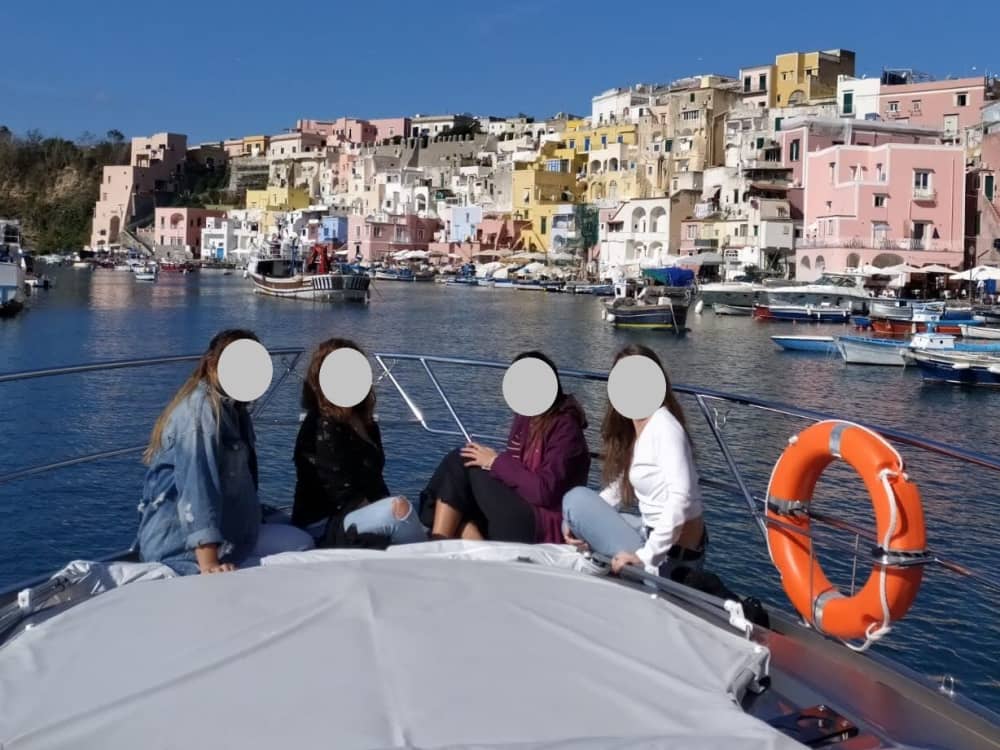 Das Beste von Neapel: Verbringen Sie einen ganzen Tag auf See mit einem Motorboot