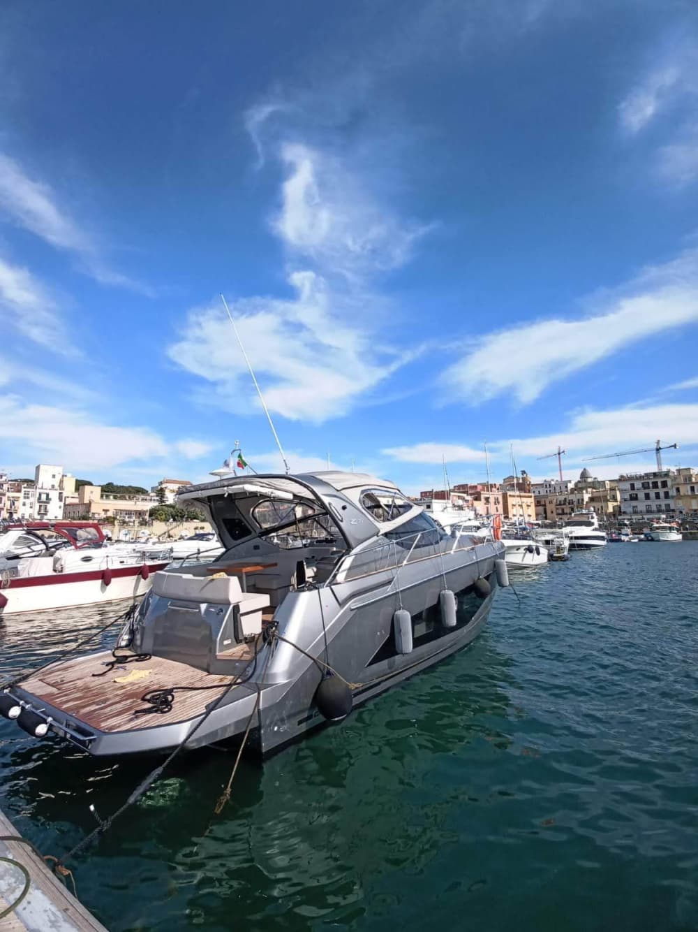 Das Beste von Neapel: Verbringen Sie einen ganzen Tag auf See mit einem Motorboot