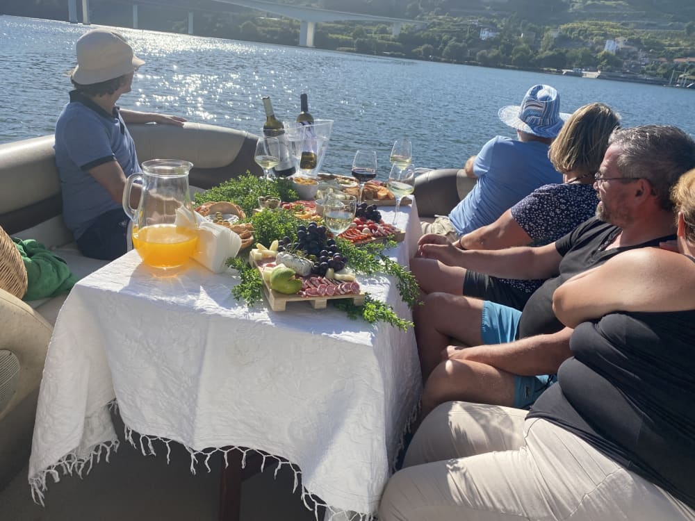 Descubre Castelo de Paiva en un viaje de medio día en lancha motora