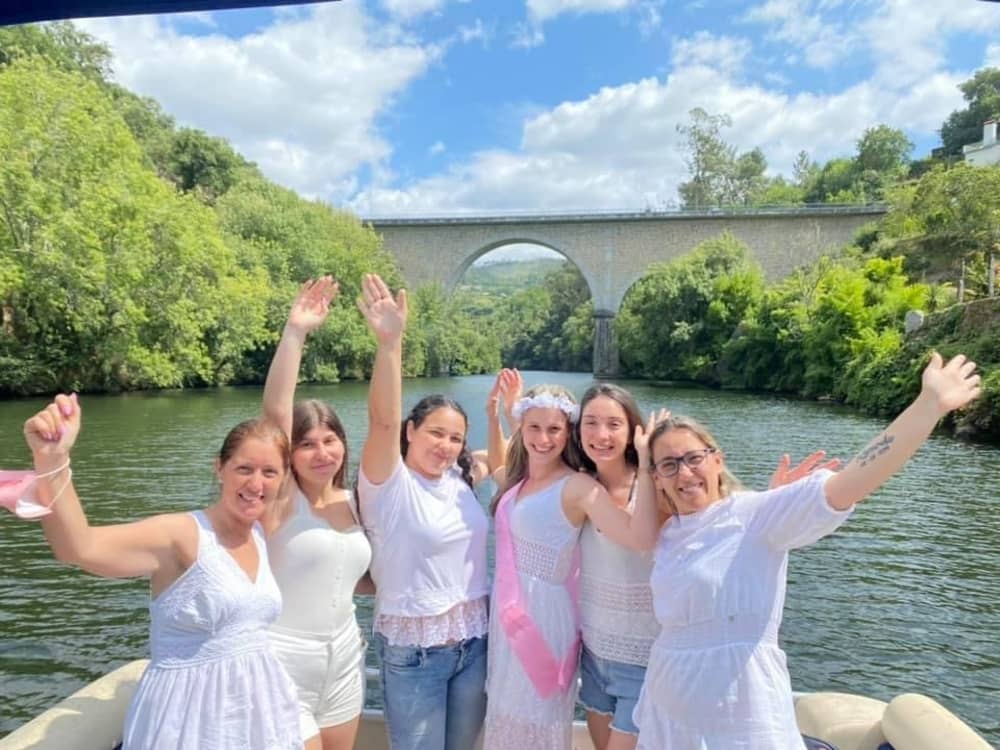 Descubre Castelo de Paiva en un viaje de medio día en lancha motora