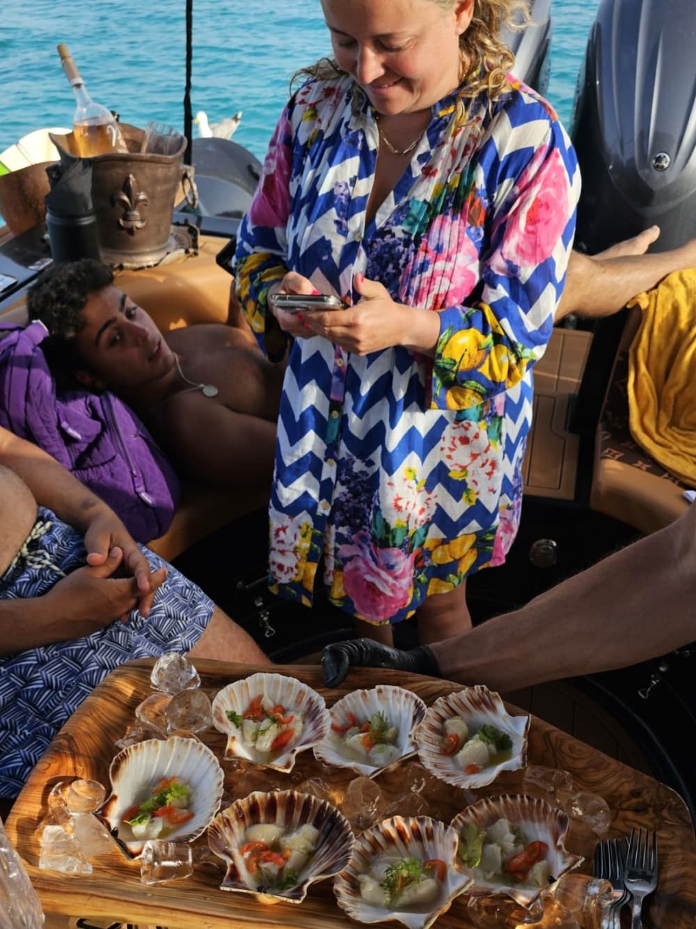 Private Sonnenuntergangsfahrt mit Brunch an Bord vor der Südküste von Mykonos