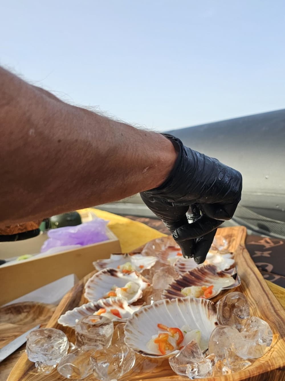Private Sonnenuntergangsfahrt mit Brunch an Bord vor der Südküste von Mykonos