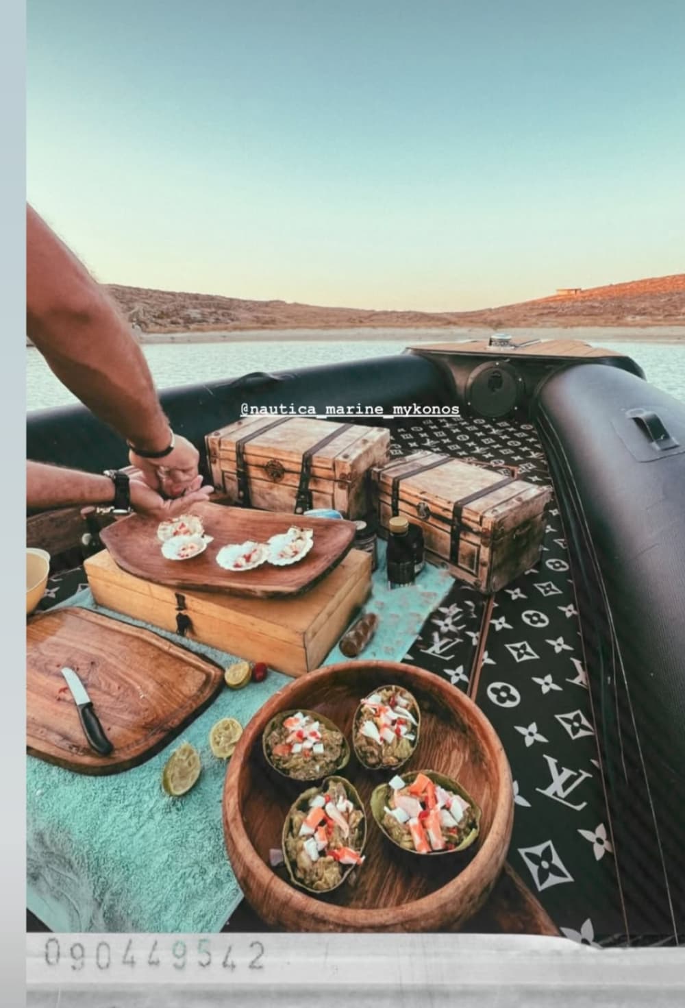 Private Sonnenuntergangsfahrt mit Brunch an Bord vor der Südküste von Mykonos