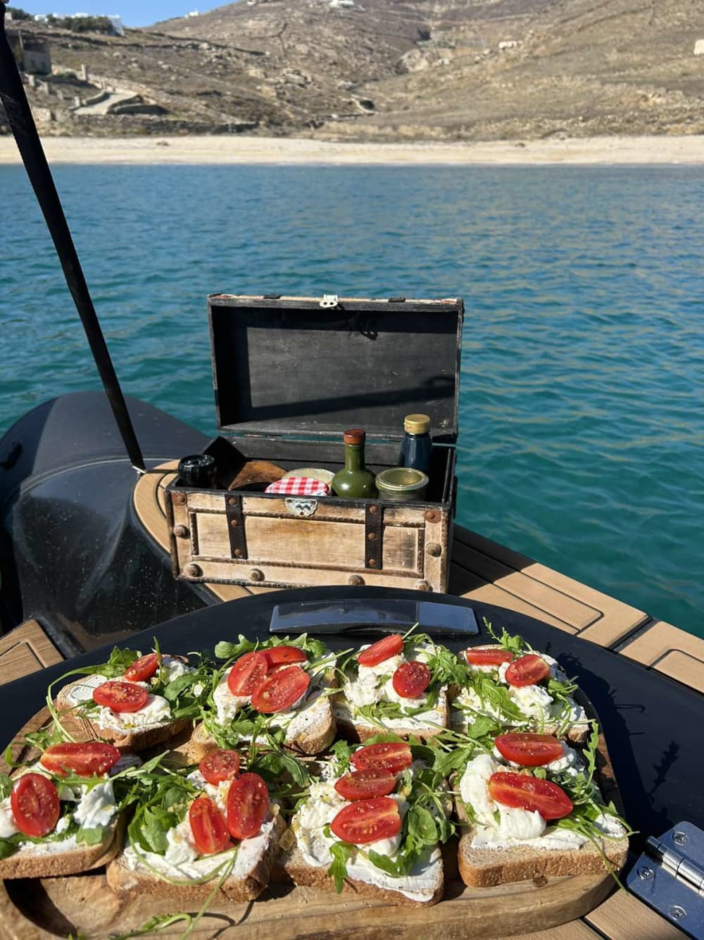 Private Sonnenuntergangsfahrt mit Brunch an Bord vor der Südküste von Mykonos