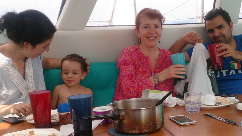 Koppla av i Hyères: 10:30 sol på en segelbåt