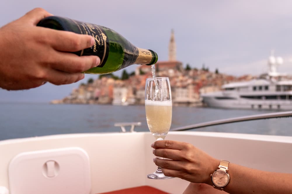 8-stündige malerische Bootstour: Küste von Rovinj, Lir-Fjord, Vrsar und mehr mit Getränken und Snacks