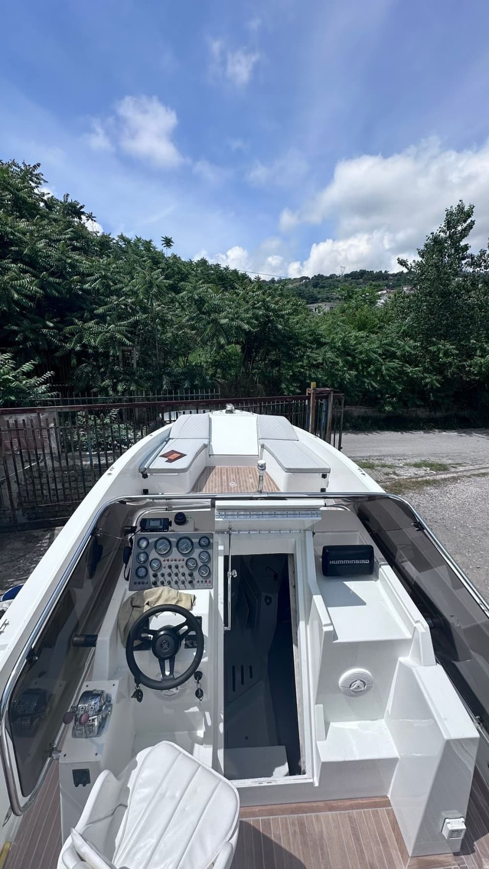 Goditi 9 ore a bordo di un motoscafo a Napoli.
