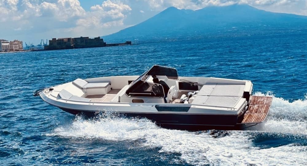 Bucură-te de 9 ore pe o barcă cu motor în Napoli