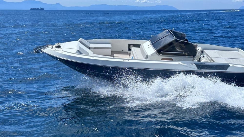Napoli'de motorlu tekneyle 9 saatlik keyifli bir yolculuğun tadını çıkarın.