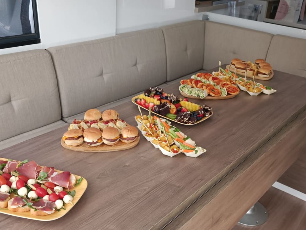 Catamarán Privado en Barcelona – Paseo de 2 horas con snacks y bebidas frente al skyline