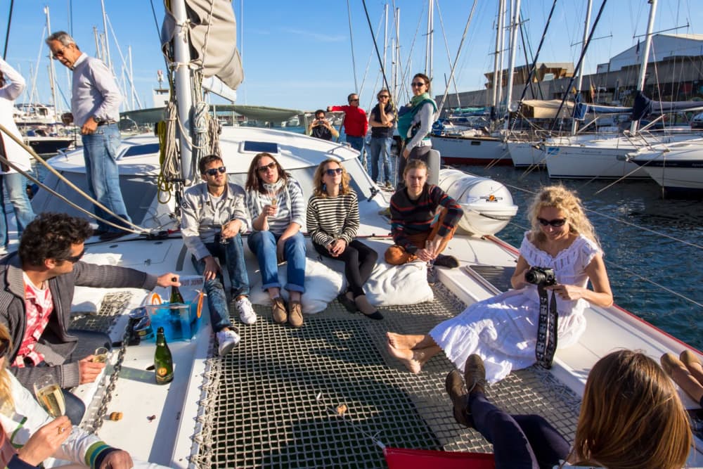 Catamarán Privado en Barcelona – Paseo de 2 horas con snacks y bebidas frente al skyline
