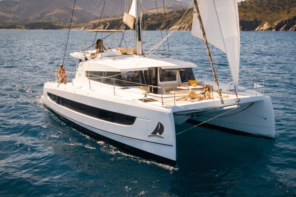 Catamarán Privado en Barcelona – Paseo de 2 horas con snacks y bebidas frente al skyline