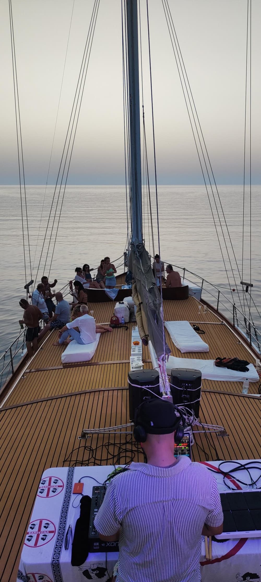 Partyboot-Abenteuer ab Isola Rossa – Ein ganzer Tag voller Sonne, Meer und Spaß