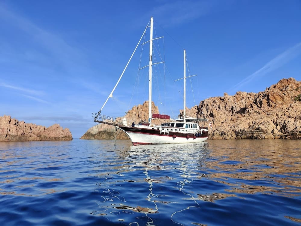Partyboot-Abenteuer ab Isola Rossa – Ein ganzer Tag voller Sonne, Meer und Spaß