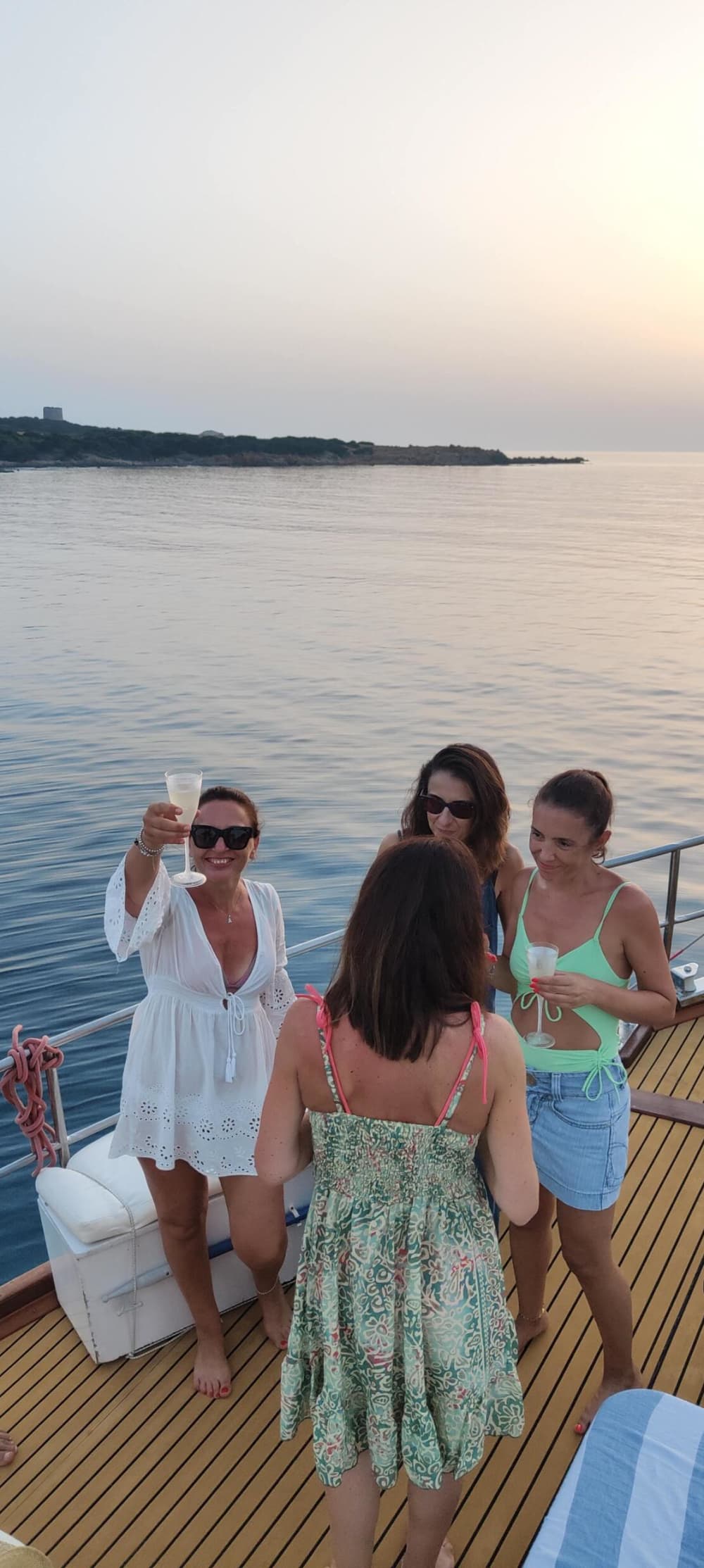 Partyboot-Abenteuer ab Isola Rossa – Ein ganzer Tag voller Sonne, Meer und Spaß