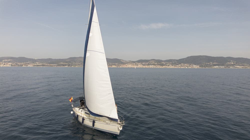 Escursione in barca a vela di un'intera giornata a El Masnou.