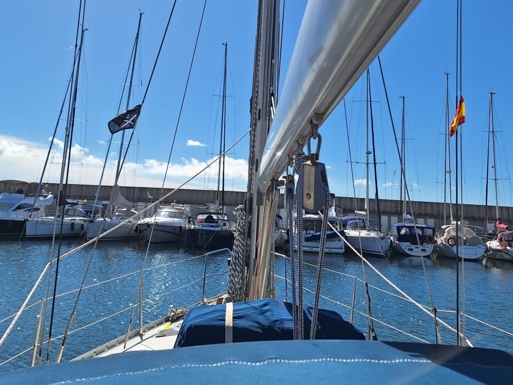 Escursione in barca a vela di un'intera giornata a El Masnou.