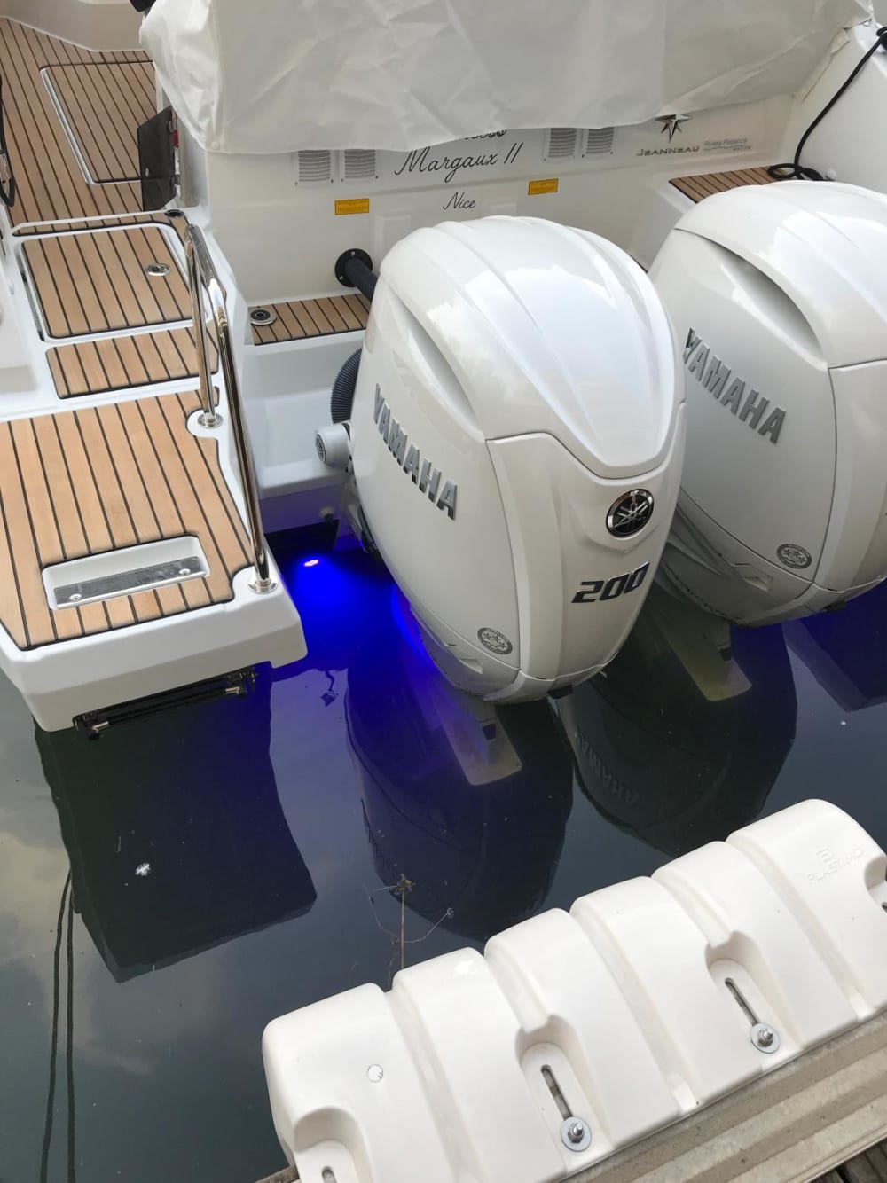 Mer, amour et soleil : une journée riche en émotions à bord d'un bateau à moteur