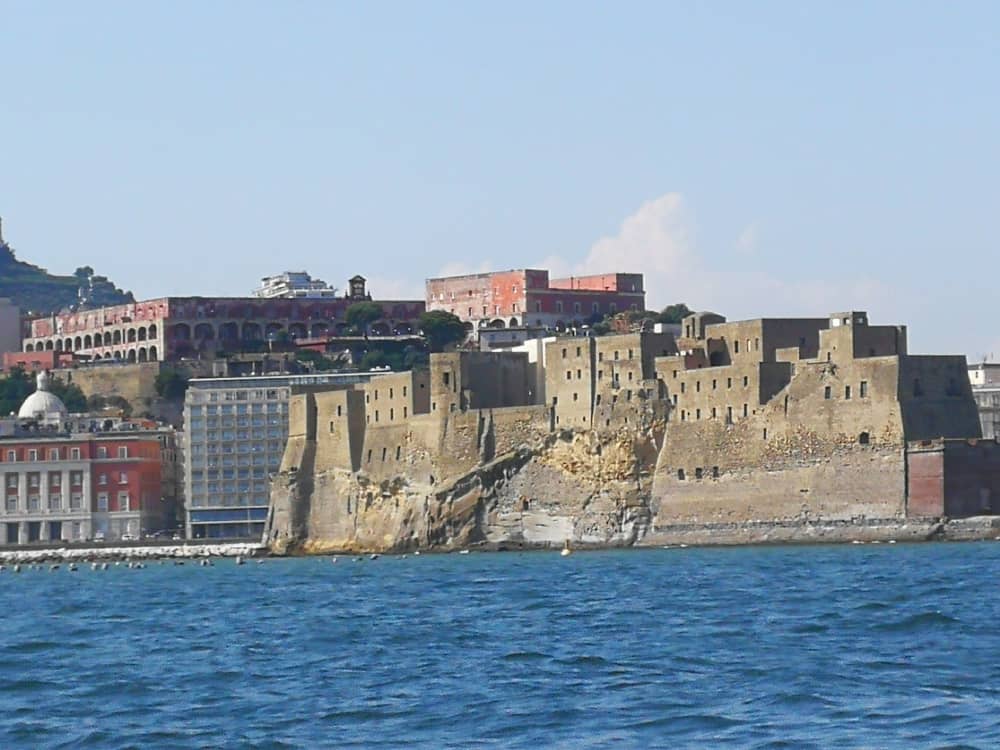 La tua giornata a Napoli: noleggia una barca a motore per una giornata intera alla scoperta della città.