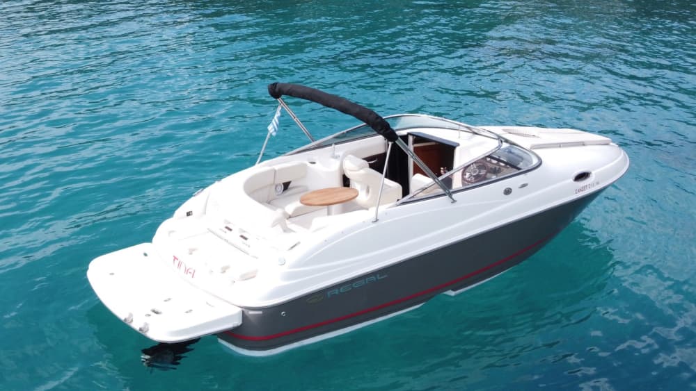 Découvrez Spetses en bateau à moteur pendant 6 heures