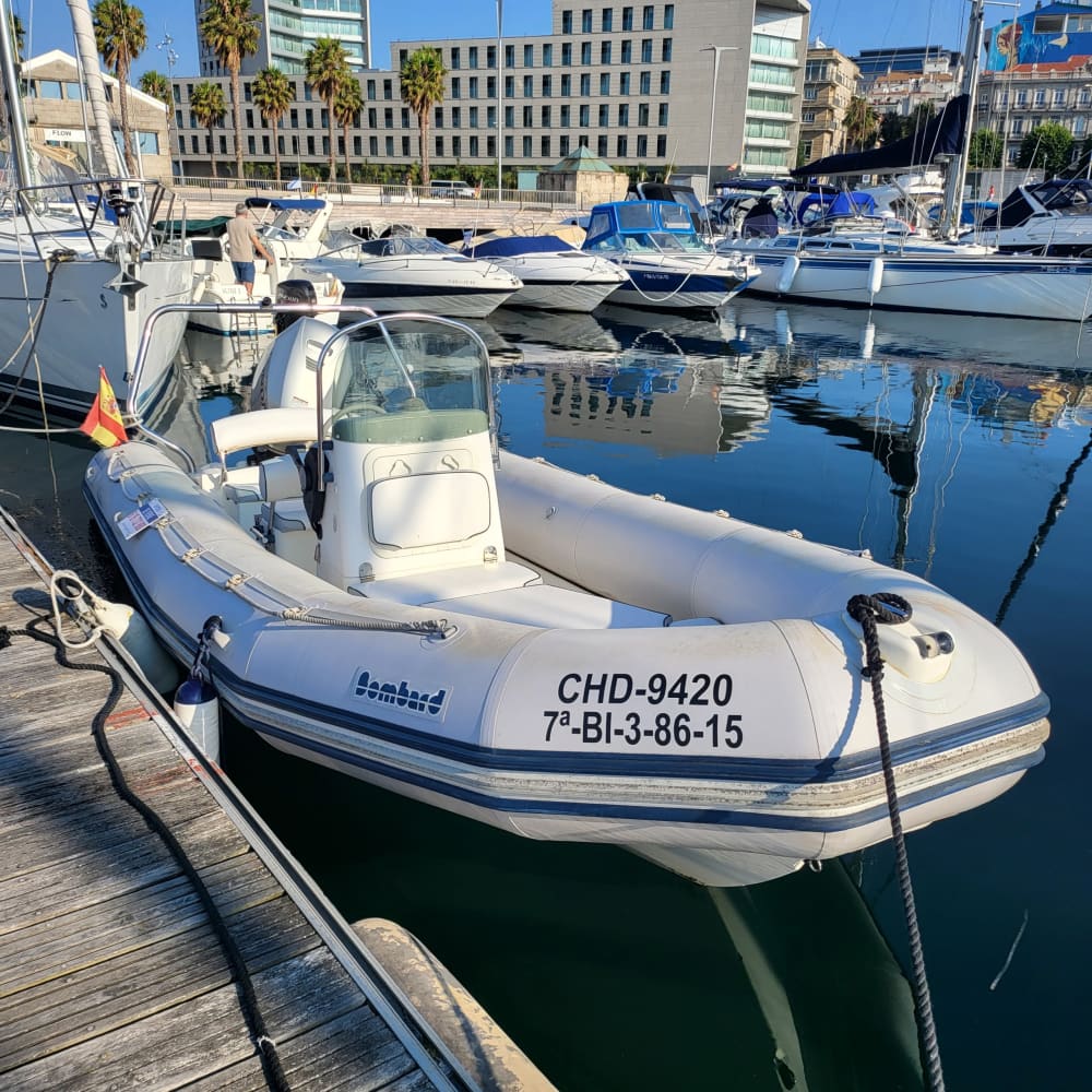 Aproveite o sol em um passeio de barco de 7 horas em Vigo.
