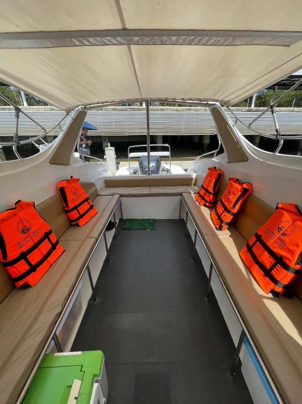 Découvrez Phuket lors d'une excursion d'une journée en bateau à moteur.
