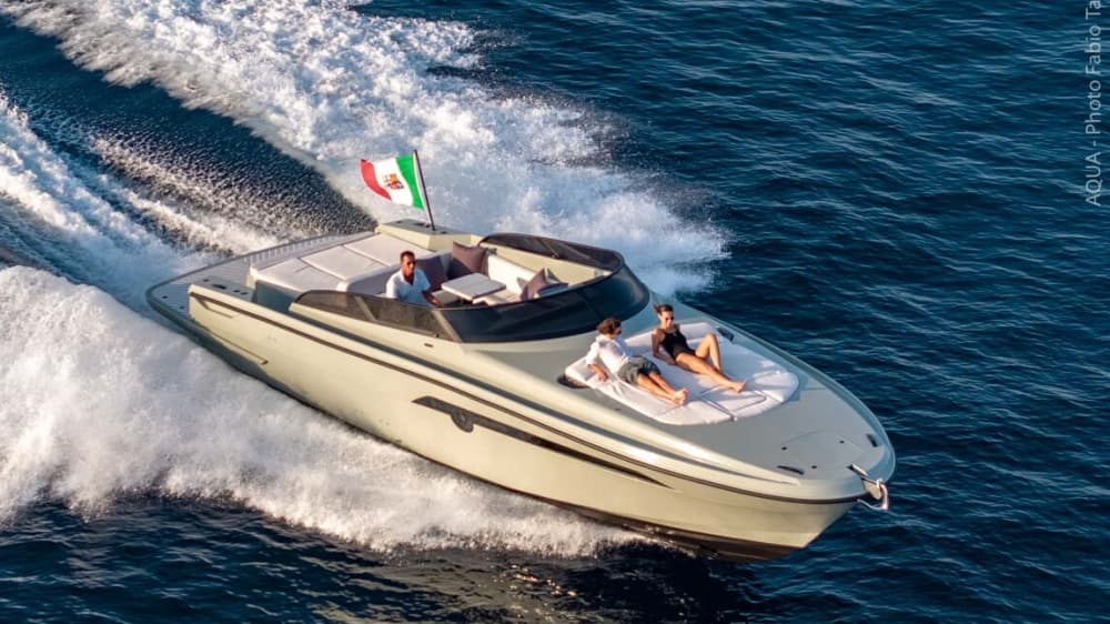 Goditi 9 ore a bordo di un motoscafo a Salerno