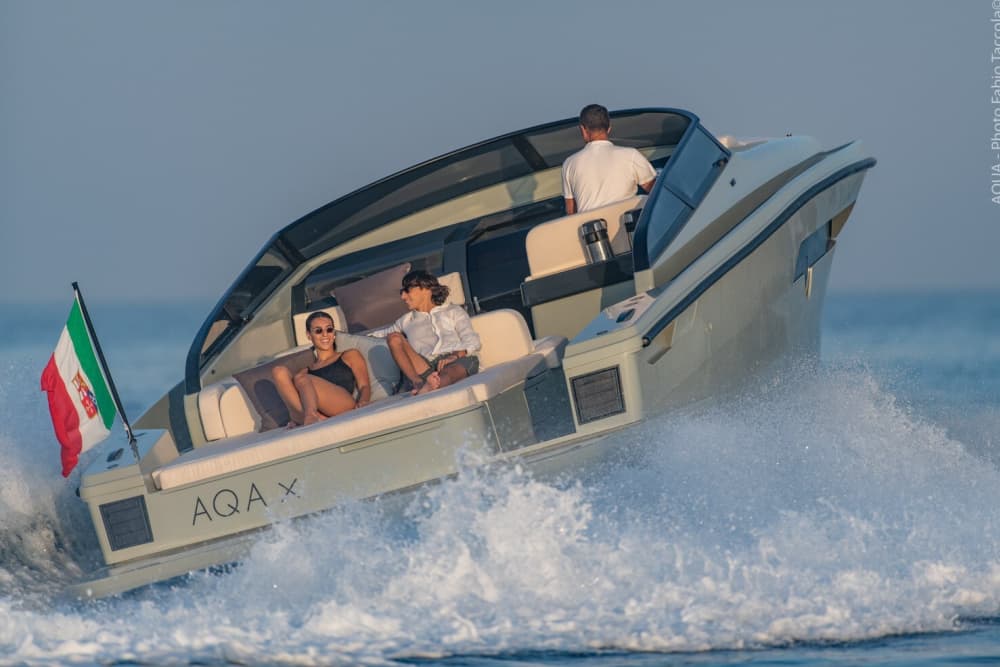 Enjoy 9h on a motorboat in Salerno