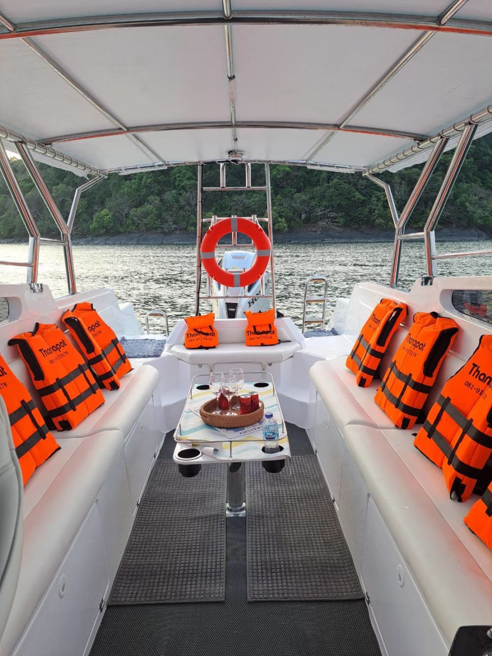 Geniet van elk moment: een volle dag zon rondom Phuket op een motorboot.
