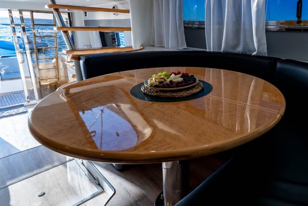 4 uur durende zonsondergangtrip naar Ibiza met een cruise naar een verborgen baai.