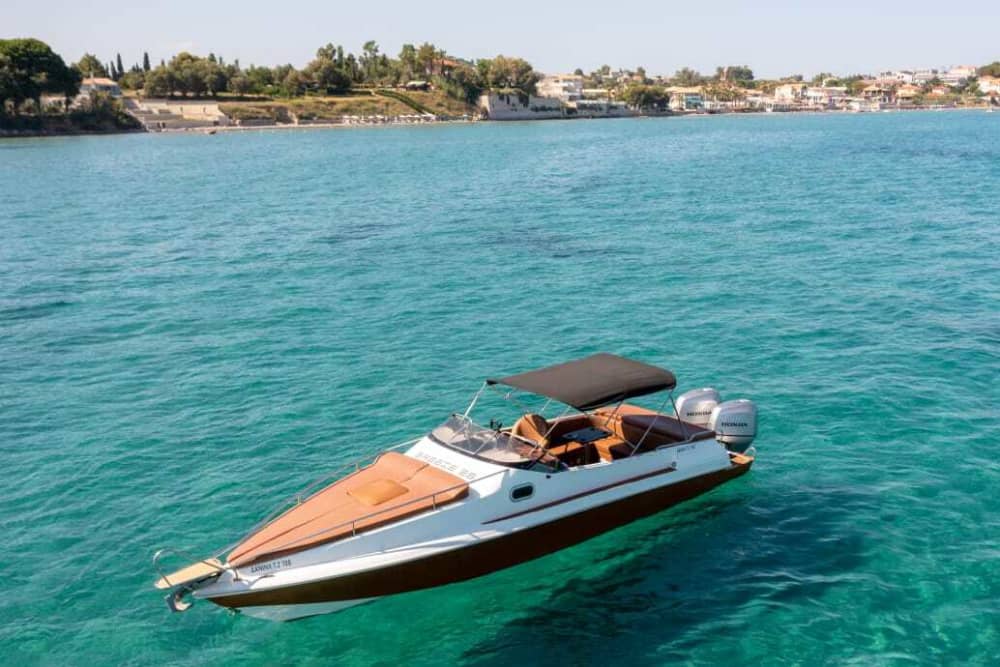 Relájese en un paseo en barco de 3 horas y media en Agios Sostis.