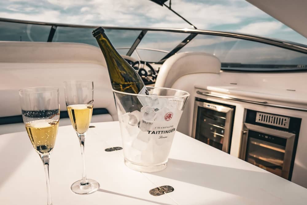 Mezza giornata di lusso a bordo di uno yacht a motore.