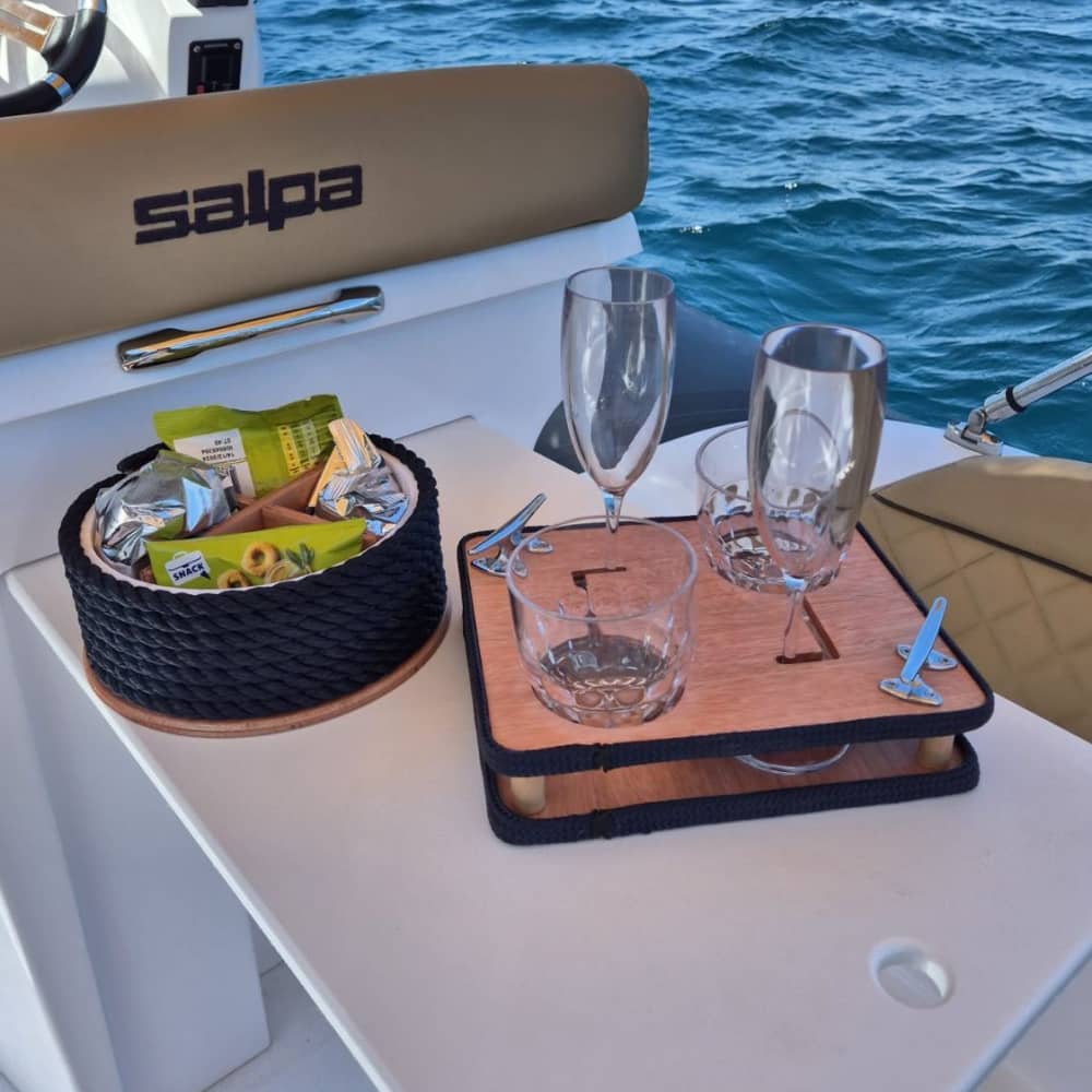 Scopri Sorrento a bordo di un motoscafo per 8 ore.