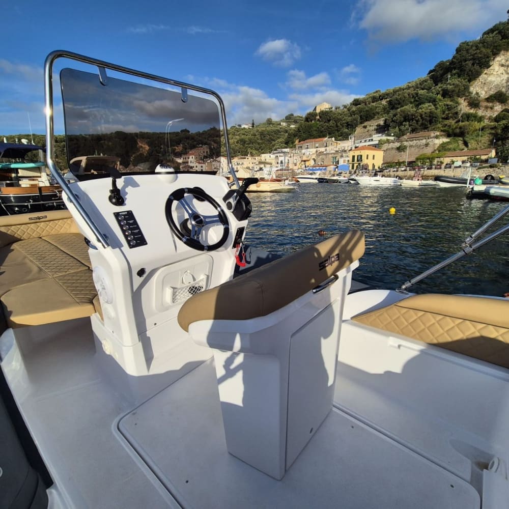 Scopri Sorrento a bordo di un motoscafo per 8 ore.