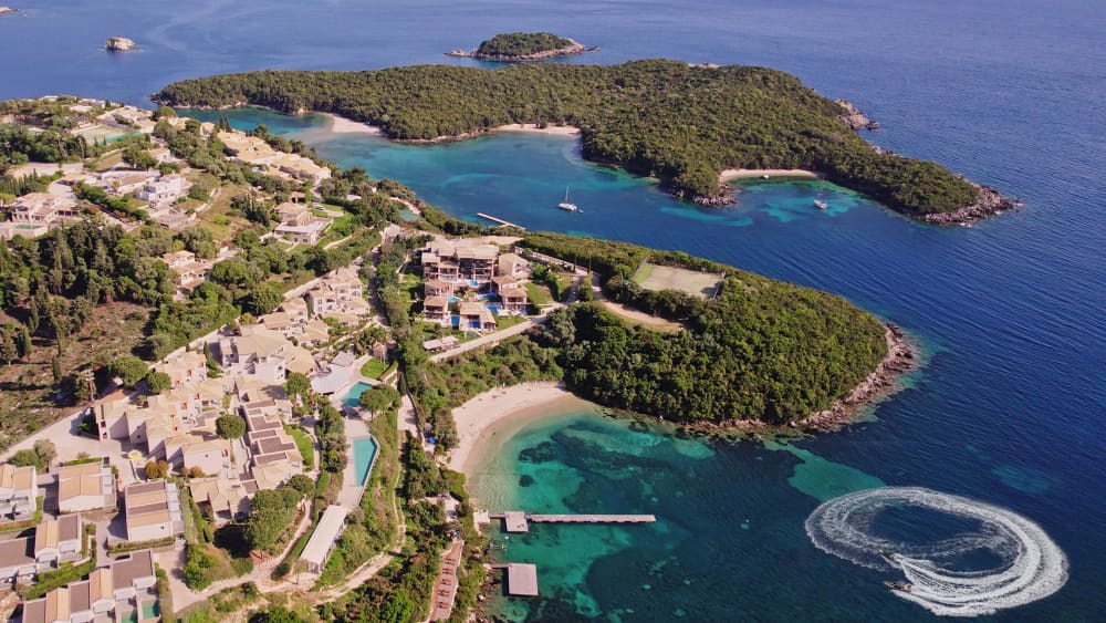 Πλεύστε στα Ζαφειρένια Νερά: Εξερευνήστε τους Παξούς και τους Αντίπαξους με Στυλ