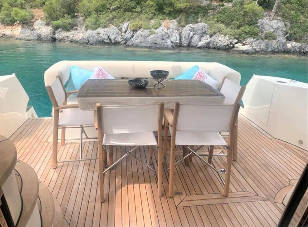 Ultimate Comfort Cruise : 8-hours Motor Yacht Experience