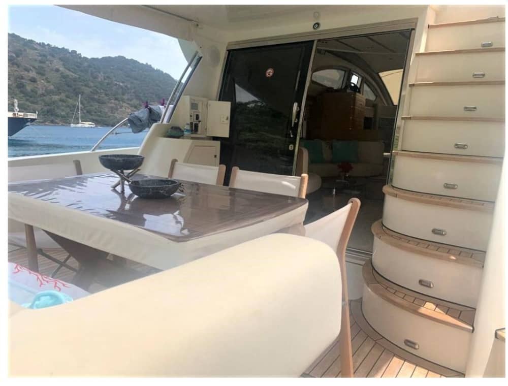 Ultimate Comfort Cruise : Private 5-hours Motor Yacht Experience