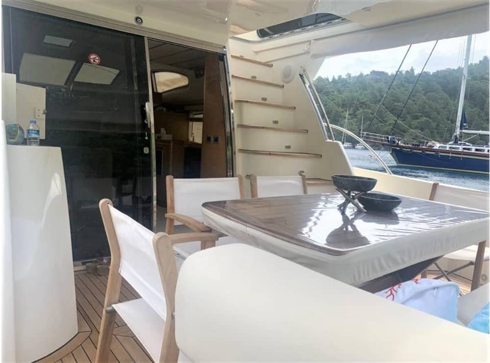 Ultimate Comfort Cruise : 8-hours Motor Yacht Experience