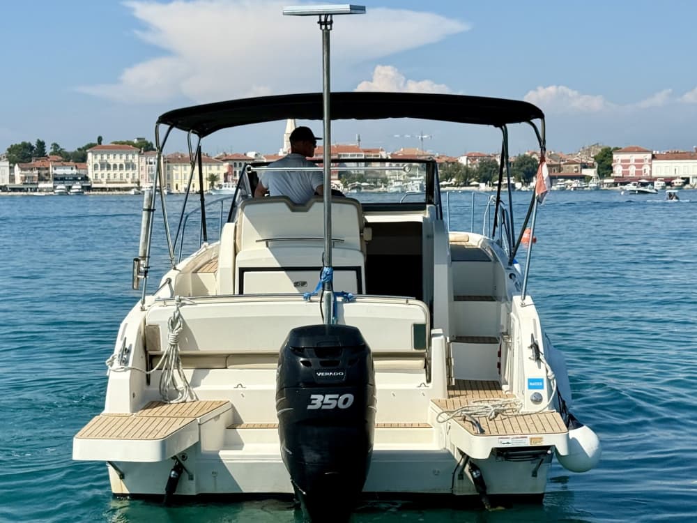 Njut av solen på en 9 timmar lång båttur i Poreč