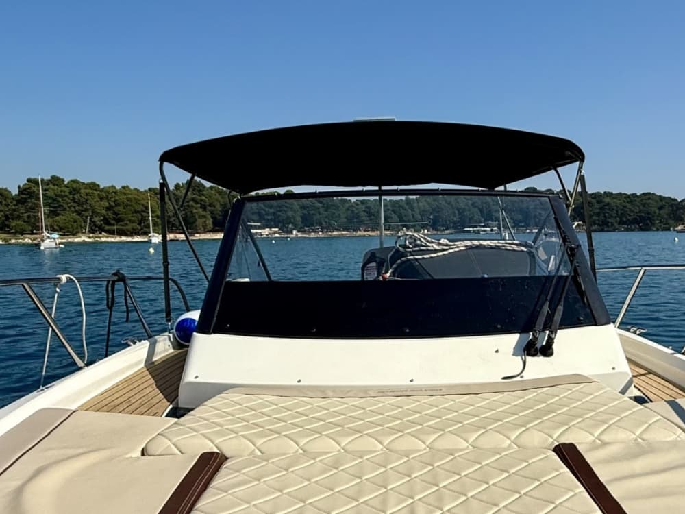 Njut av solen på en 9 timmar lång båttur i Poreč