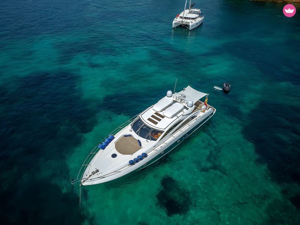 Experiencia costera en Marbella: Crucero por el Puente Romano con motos acuáticas y bebidas.