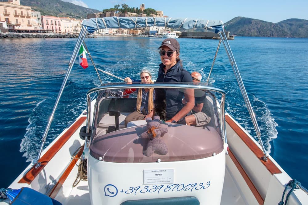 Excursion privée en bateau avec plongée en apnée, au milieu des volcans, des bulles et de la lave.